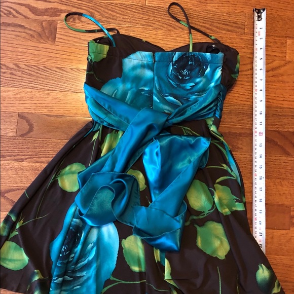 Stunning size 5 strapped dress with padded cups - Picture 4 of 7